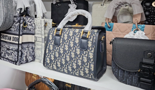 압수한 위조상품 가방류.